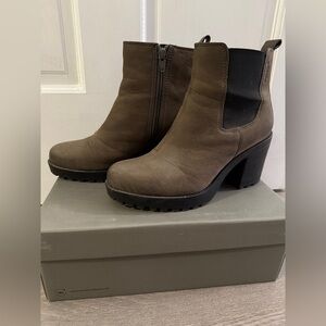 Vagabond Nubuck Grace Chelsea Boot in Grey and black